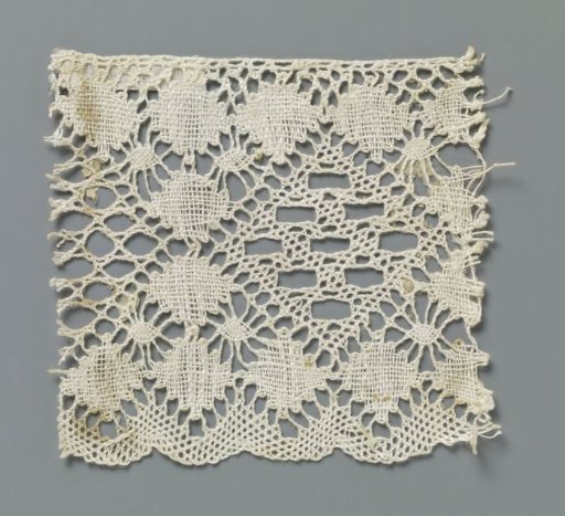 Strip of bobbin lace with a diamond pattern between balls