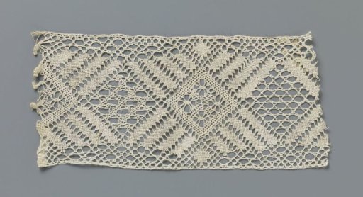Insert of bobbin lace with a row of diamonds