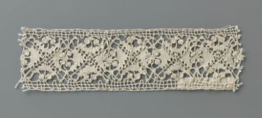 Insert of bobbin lace with diamond-shaped panels formed by thin braids