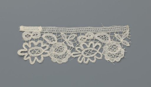 Strip of Bobbin Lace with Alternating a Rose and an Oval Flower with Nine Lobes as Petals