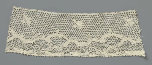 Bobbin lace strip with linked C-shaped motifs and bows