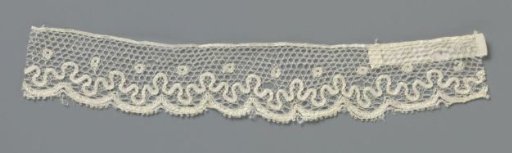 Strip of bobbin lace with a winding ribbon below a row of flowers