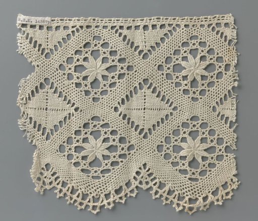 Strip of bobbin lace with three rows of diamonds and half-round shells