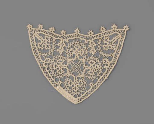 Dasslip of bobbin lace, triangular in shape