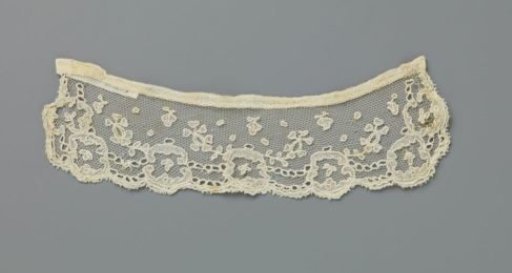 Cuff of applied lace with round cartouches