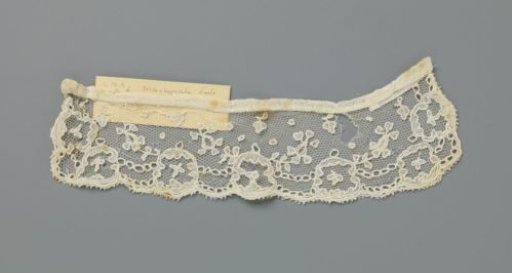Cuff of applied lace with round cartouches