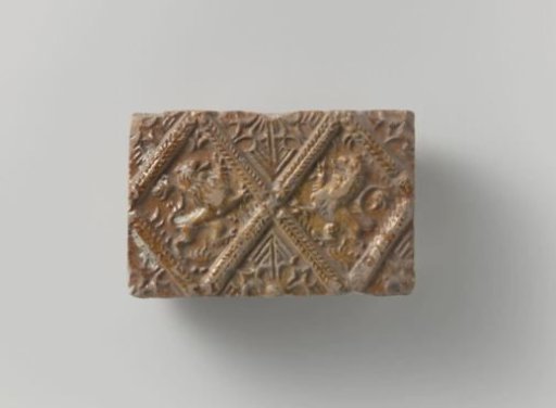 Fireplace with two climbing lions in lozenges