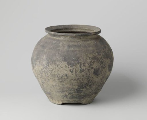 Pot and fragment of a pot of gray earth.