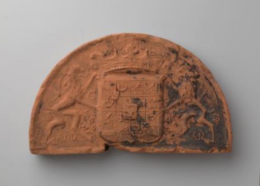 Semi-circular fireplace surround with the coat of arms of Maurice of Nassau