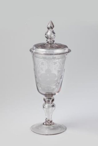 Mug with Lid, Featuring Three Stacked Wine Barrels and the Inscription: WELVAAREN.VAN.DE.WYN.COOPERY
