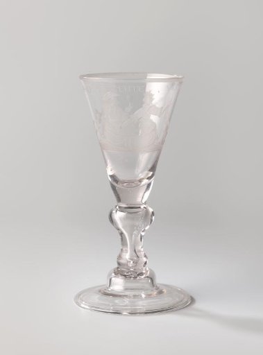 Chalice with a lady and a gentleman at a table and the inscription: .VIVAT.ALLE.AB SENTE. VRINDEN.