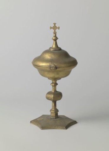 Ciborium with round, vaulted lid, crowned by a cross