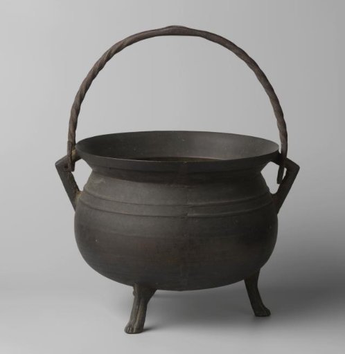 Cooking pot with two decorative rings around the body