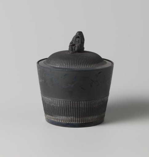 Lid of earthenware