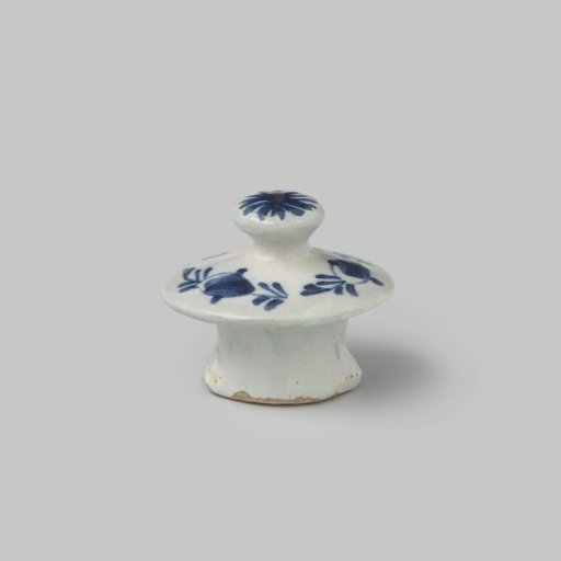 Lid belonging to a cream pot with decoration in blue on a white ground