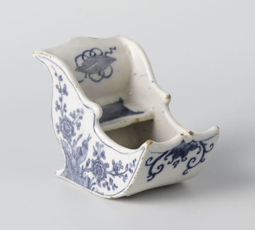 Sleigh of faience