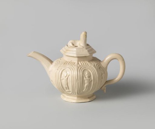 Teapot with lid of white stoneware with relief figures; Crouch ware
