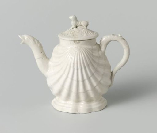 Teapot of white stoneware with salt glaze; Whieldon ware