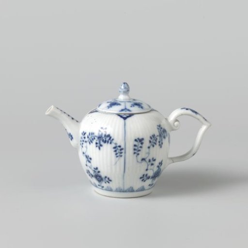 Lid of teapot, painted in underglaze blue with leafy branches
