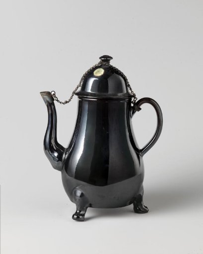 Koffiekan met deksel van aardewerk met zwartdekkende glazuur