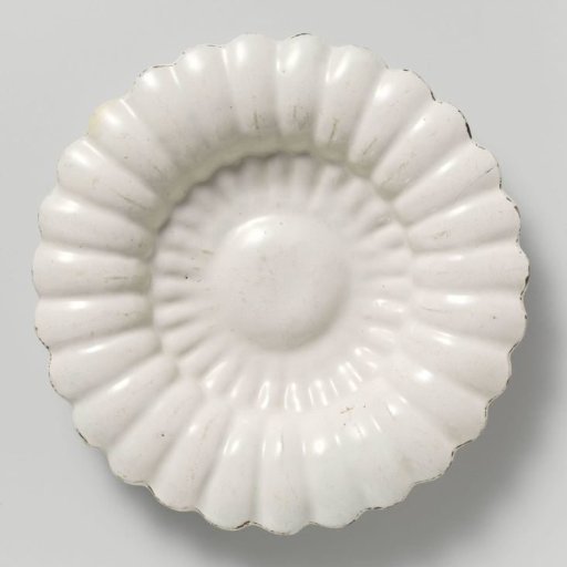 Glazed round dish of faience