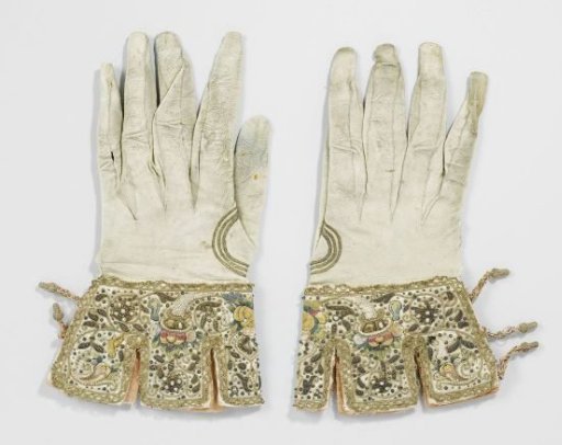Glove of white leather with cut-out cream-colored silk cuff, with embroidery of gold thread and freshwater pearls, multicolored silk