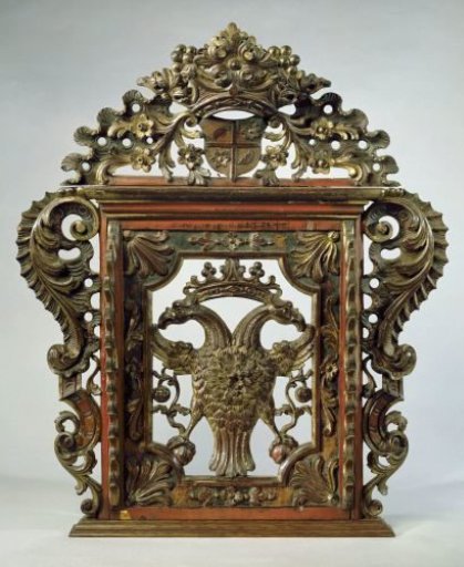 Carved pipe rack