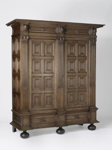 Oak cabinet with pilasters with Corinthian capitals