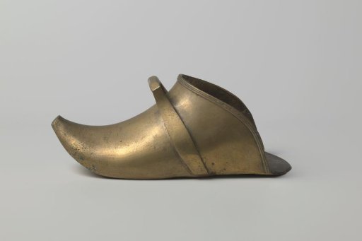 Stirrup in the shape of a slipper