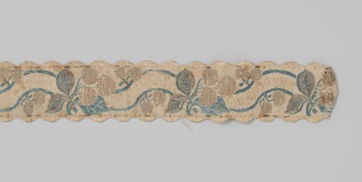 Ribbon or garter of white taffeta, with an integrated pattern of repeating embroidered orange apples with leaves alternating with a scroll bearing the text: VIVAT W.C.H. FRISO (= Willem Karel Hendrik Friso, from 1747 until his death in 1751 the first hereditary stadtholder of the United Netherlands)