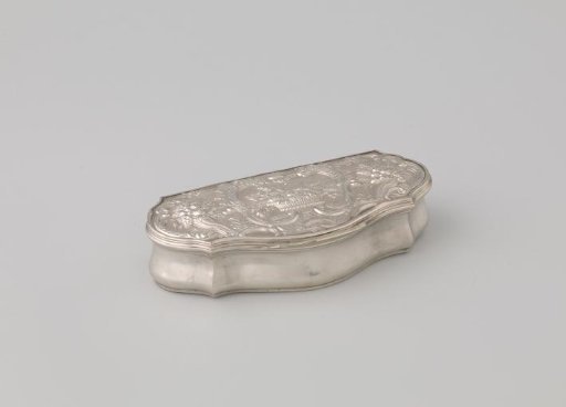 Snuff box with a chased cornucopia and a basket of flowers between ornaments on the lid