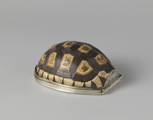 Tobacco box made of tortoiseshell