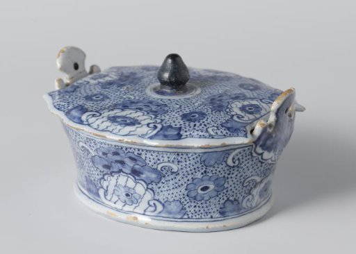 Lid with knob in blue-painted faience
