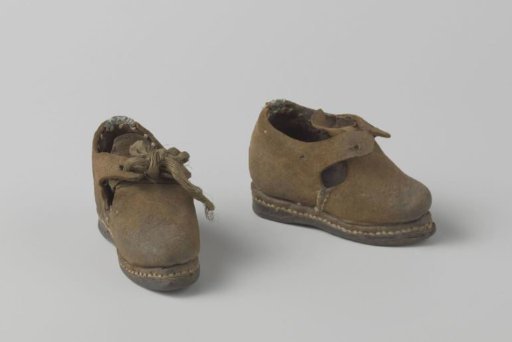 Shoe of beige leather
