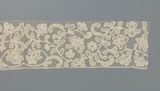 Strip of mixed lace for a superplis with volute scrolls