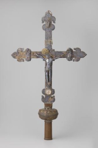 Processional cross of wood and silver with chased figure of Christ, beneath a sphere of crystal