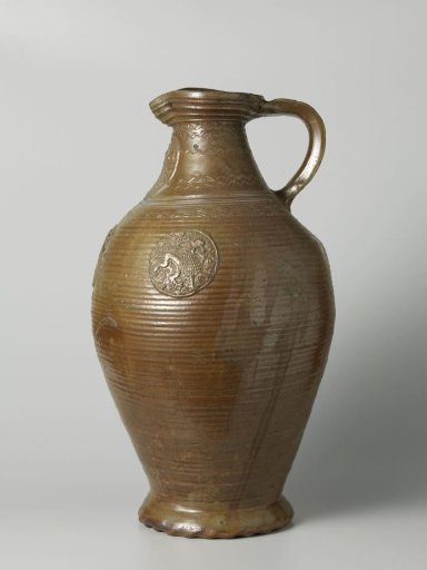 Storrage vessel with a coat of arms and lions