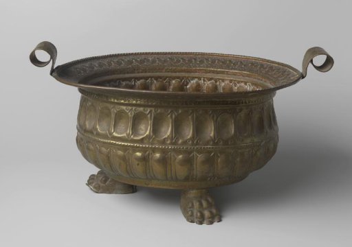 Cooling vessel with a gadrooned border and a hollow egg border, on three claw feet