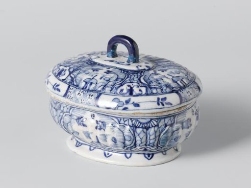 Lid of a soap dish of faience