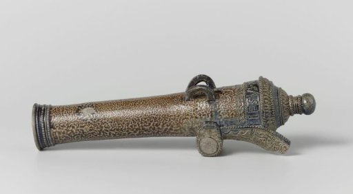Two pouring cups in the shape of a cannon