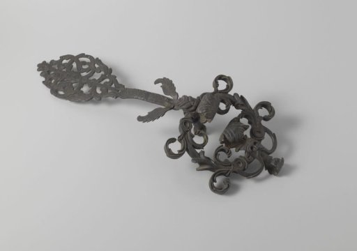 Door knocker, decorated with a man's head and pelican (or eagle)
