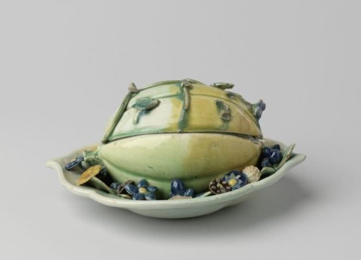 Butter dish in the shape of a melon