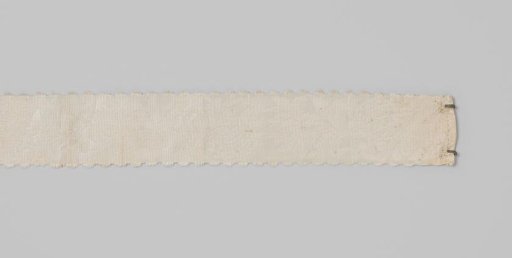 Belt ribbon of white taffeta with an integrated floral pattern; at both short ends of the ribbon, hooks and eyes are attached