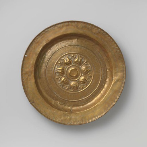 Plate with chalice-shaped flowers