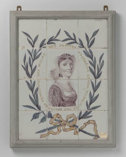 Tile tableau with portrait of Queen Frederika Wilhelmina with inscription: FREDERIKA LOUISA WILHELMINA VAN PRUISSEN GEMALINNE VAN WILLEM DEN EERSTEN