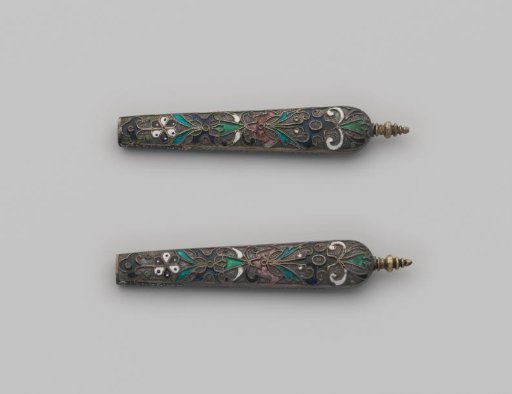 Handle of gilded silver, with end in the form of a round knob. Decoration in cloisonné enamel. Engraved on side: Hendrickie Verbeeck/Stil van tong : en gau in hooren.