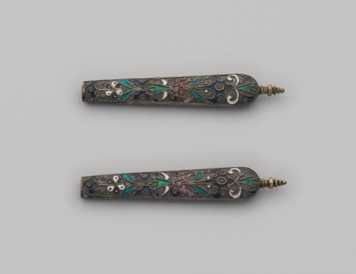 Handle of gilded silver topped with a round knob. Decoration in cloisonné enamel. Engraved on side: Endrickie Verbeeck/Rein van harten ; traech in tooren.