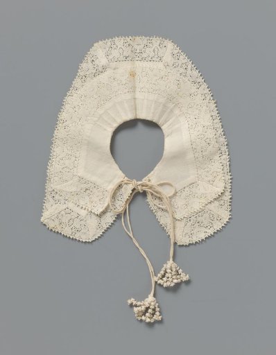 Collar, double, of fine linen. Under-collar larger and polygonal. Upper collar with pleats. Trimmed with bobbin lace
