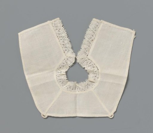 Collar of fine linen in a square cut with two diagonal seams on the shoulders, trimmed with bobbin lace