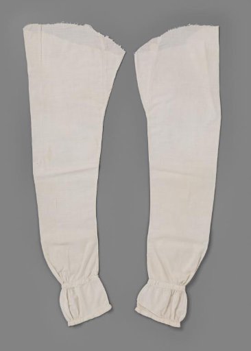 Under-sleeve of white linen with dull finish at the hand